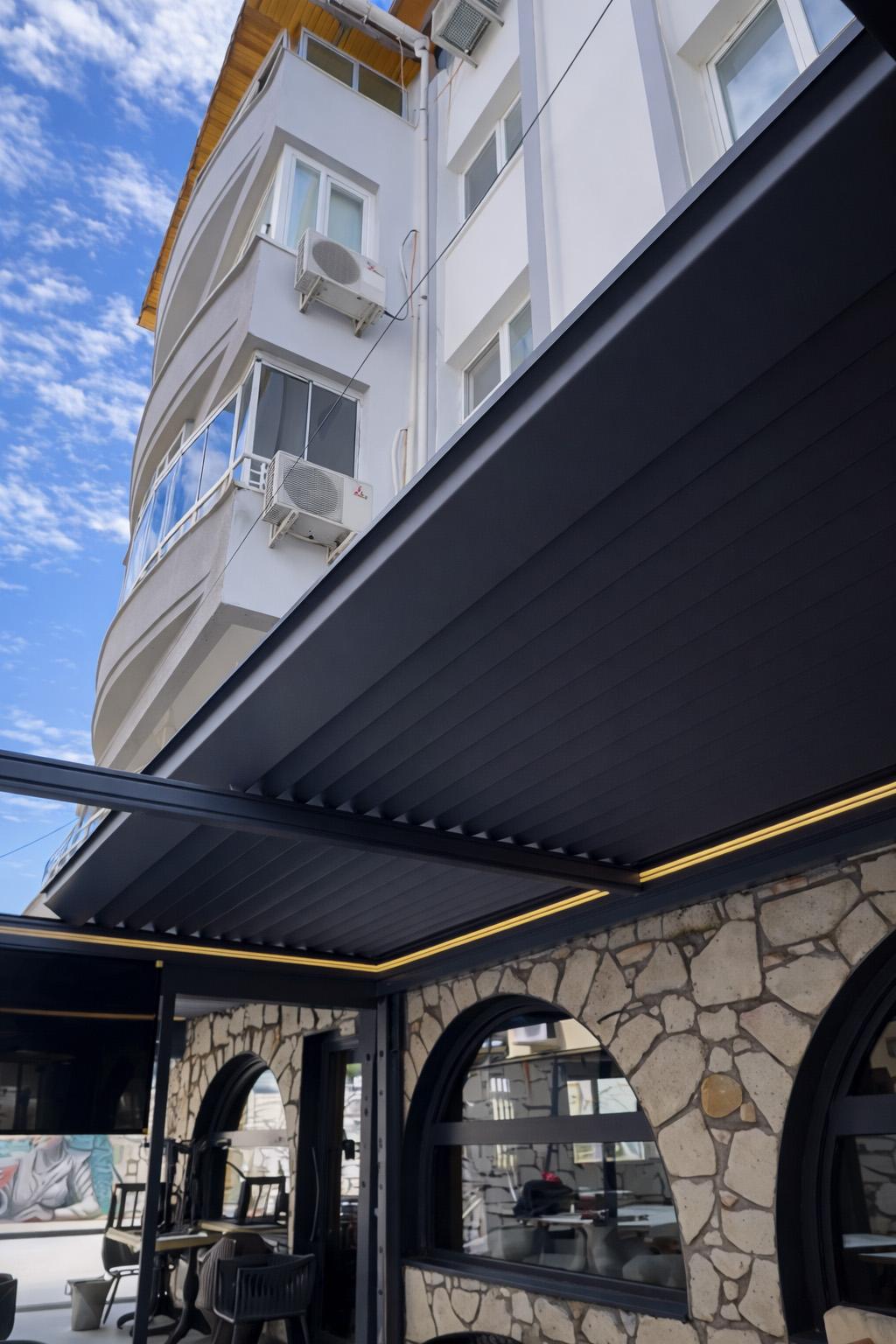 Ön tərəfi açılan bioklimatik perqola