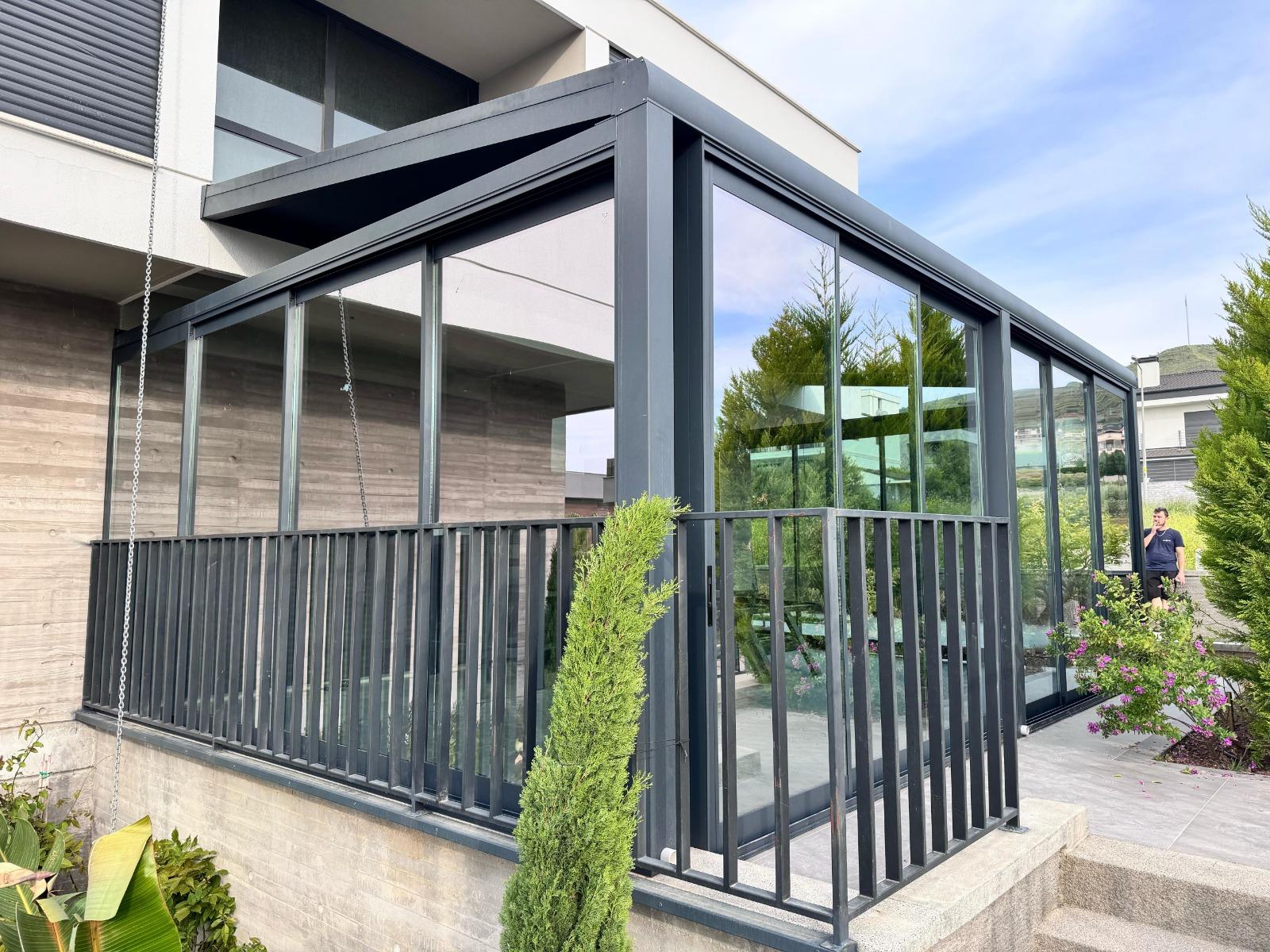 Panel çatılı və sürmə şüşəli qış bağçası