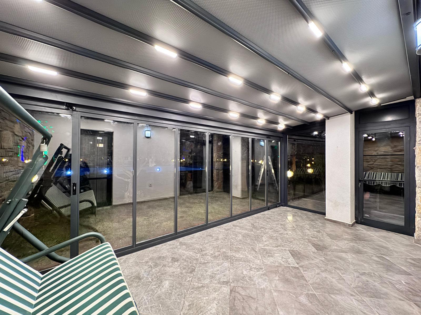 Pergola və sürmə şüşəli fasad panelli qış bağçası