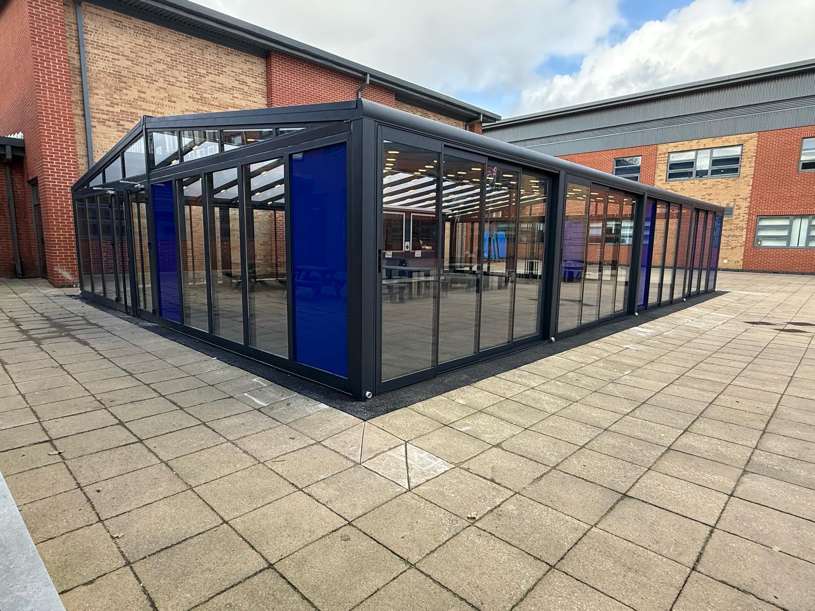 Polikarbonat çatılı, sürmə şüşəli qış bağçası